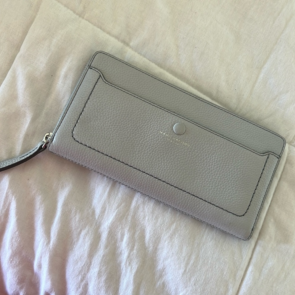 Marc Jacobs Travel Wallet (Light Grey) new with tags & perfect condition